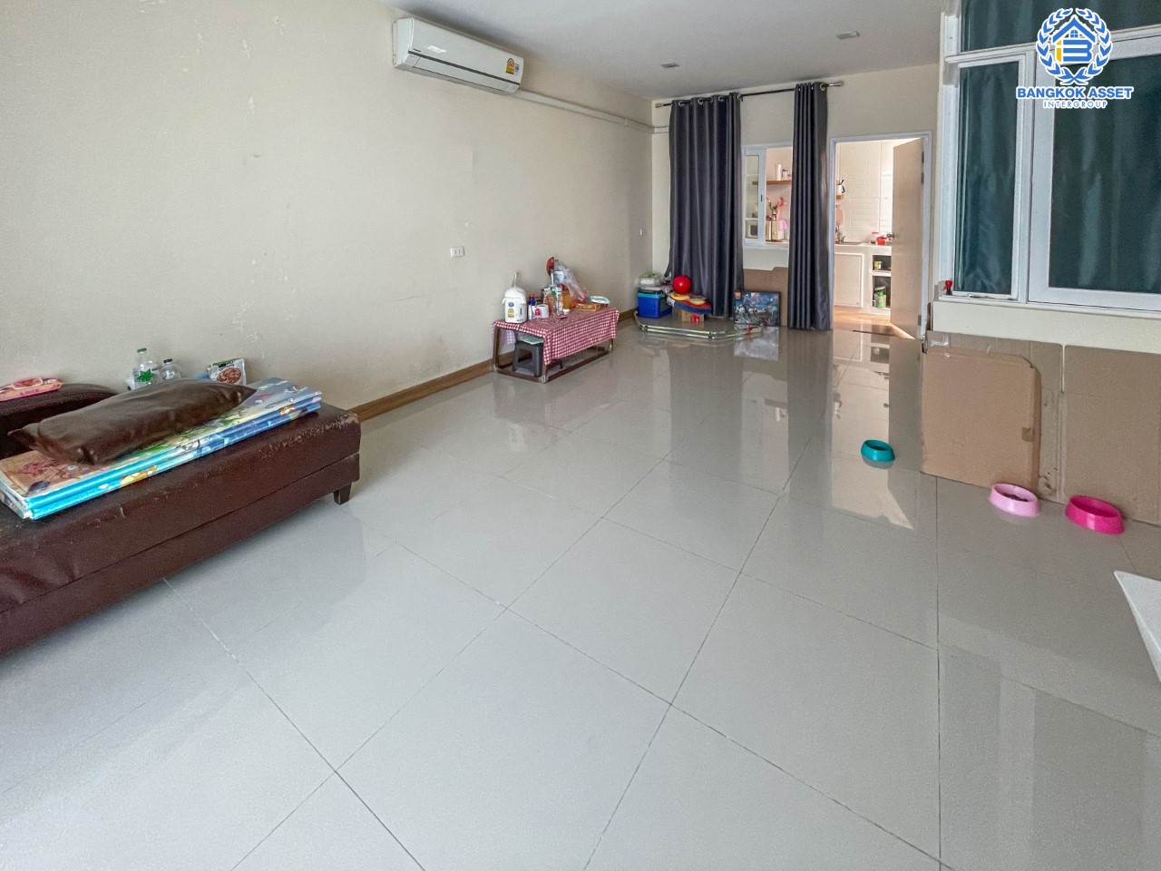 *****ทาวน์เฮ้าส์มือสองนนทบุรี ม.โกลเด้นทาวน์ ปิ่นเกล้า-จรัญสนิทวงศ์ ตอบโจทย์ทุกครอบครัว ด้วยฟังก์ชัน 4 ห้องนอน 3 ห้องน้ำ 2 ที่จอดรถ เนื้อที่ 24.1 ตร.ว. พร้อมห้องเอนกประสงค์ชั้นล่าง เดินทางสะดวกบนทำเลดีที่สุด เข้า-ออกหลายเส้นทาง ใกล้ จุดขึ้นทางด่วน ศรีรัช, สายรถไฟฟ้าสถานีบางบำหรุ และสถานีบางอ้อ